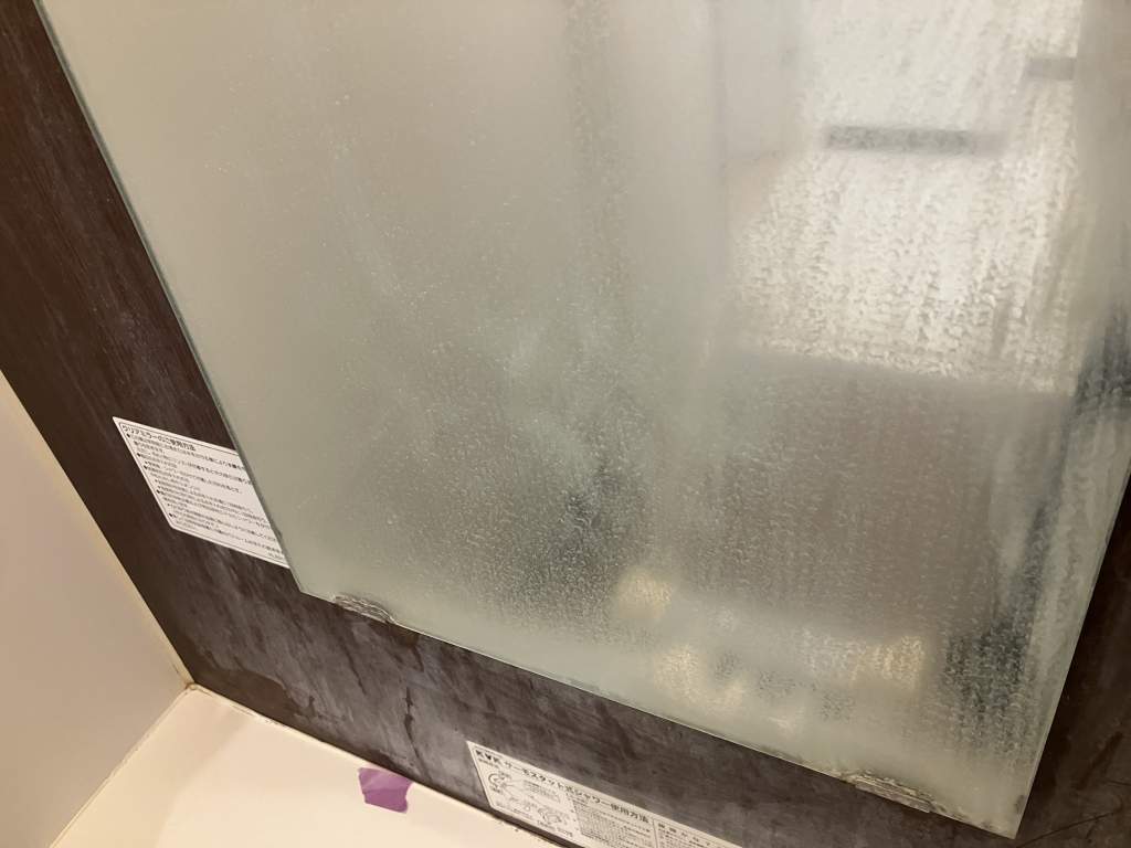 水垢のついた浴室鏡
