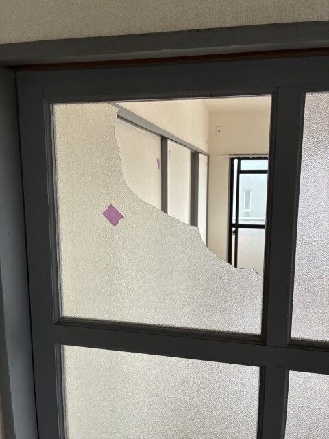 千葉県千葉市中央区2DK 洋室扉ガラス交換前