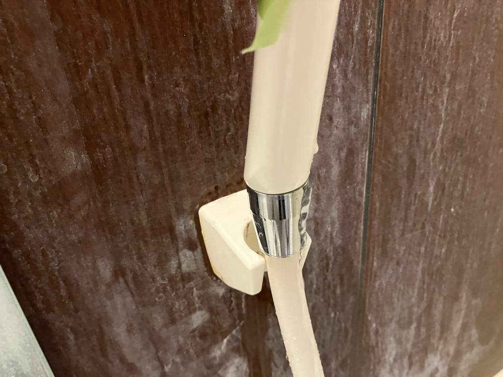 交換前の水漏れしたシャワーヘッドホース
