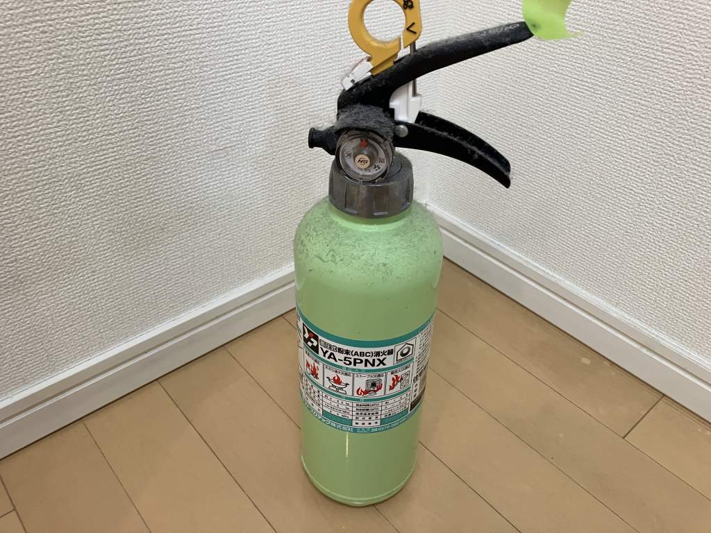 交換前の期限切れ消火器